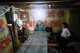 نقش‌بافی زنان در کنج زیارت