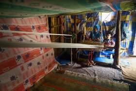 نقش‌بافی زنان در کنج زیارت