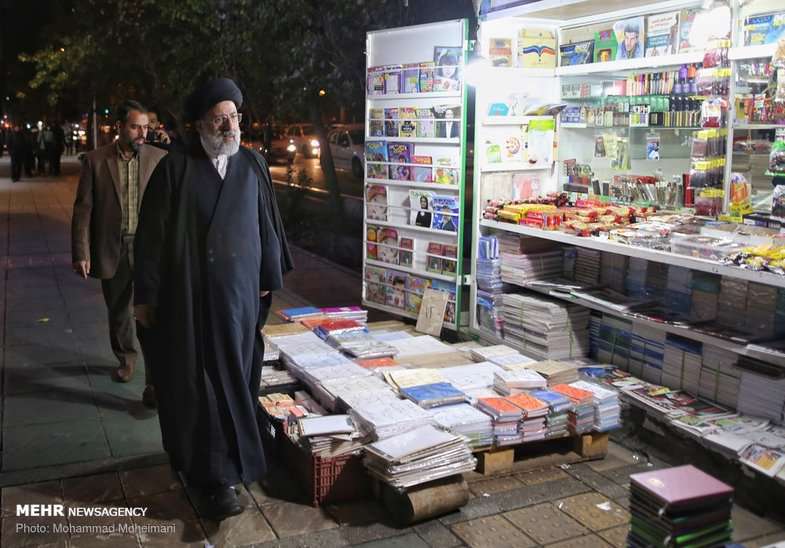 یک حرکت متفاوت از حاج آقا رئیسی در خیابان انقلاب