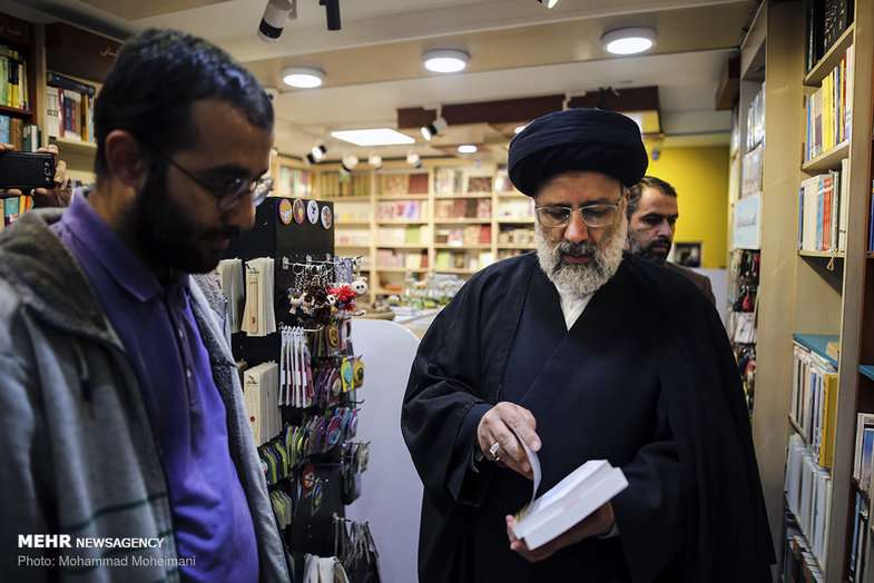 یک حرکت متفاوت از حاج آقا رئیسی در خیابان انقلاب