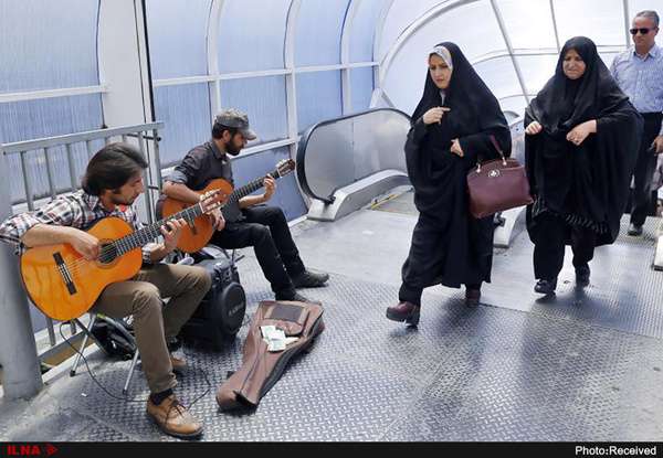 آنها که صندوقهای صدقات را خالی میکنند، در امنیتاند و با آنها که هنرشان را در خیابان نشان میدهند، برخورد میشود