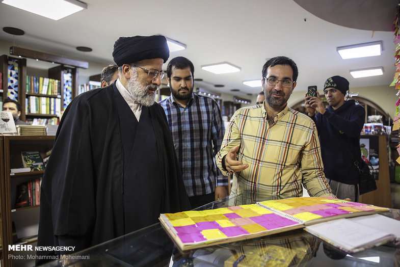 یک حرکت متفاوت از حاج آقا رئیسی در خیابان انقلاب