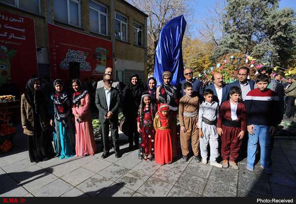  المان جشنواره ظهر امروز در محوطه تالار فجر همدان رونمایی شد.