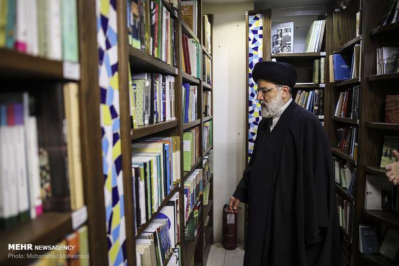 یک حرکت متفاوت از حاج آقا رئیسی در خیابان انقلاب