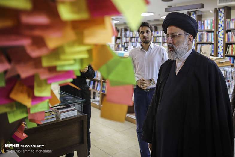 یک حرکت متفاوت از حاج آقا رئیسی در خیابان انقلاب