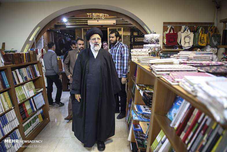 یک حرکت متفاوت از حاج آقا رئیسی در خیابان انقلاب