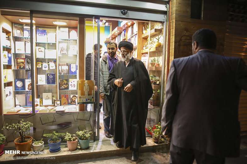 یک حرکت متفاوت از حاج آقا رئیسی در خیابان انقلاب