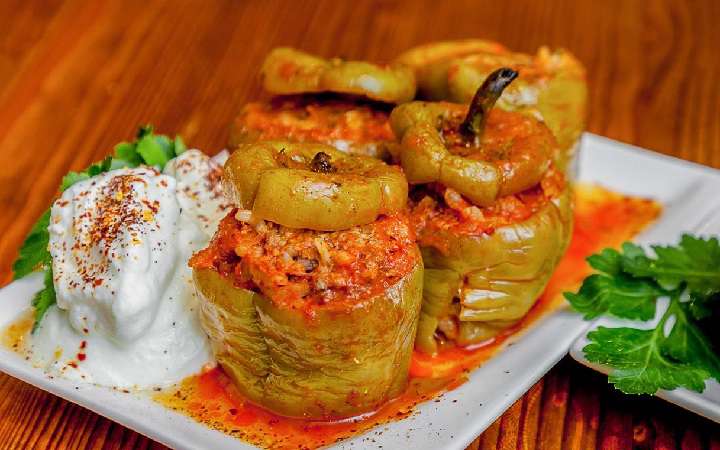 آشنایی با روش تهیهی دلمه فلفل آشنایی با روش تهیهی دلمه فلفل