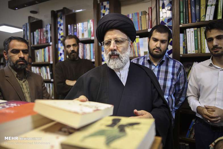 یک حرکت متفاوت از حاج آقا رئیسی در خیابان انقلاب