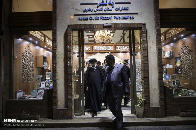 یک حرکت متفاوت از حاج آقا رئیسی در خیابان انقلاب