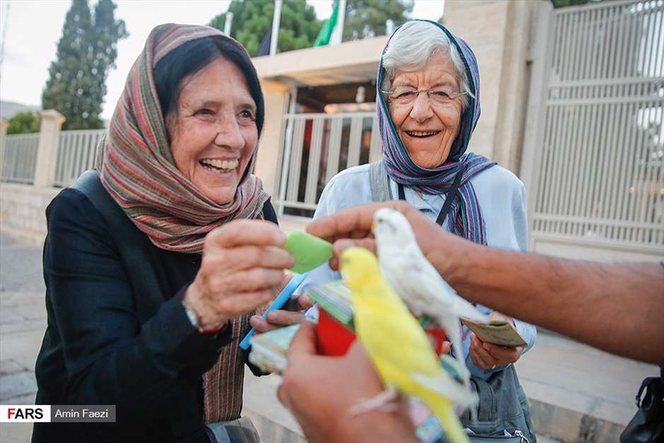 زندگی در جوار امامِ غزل