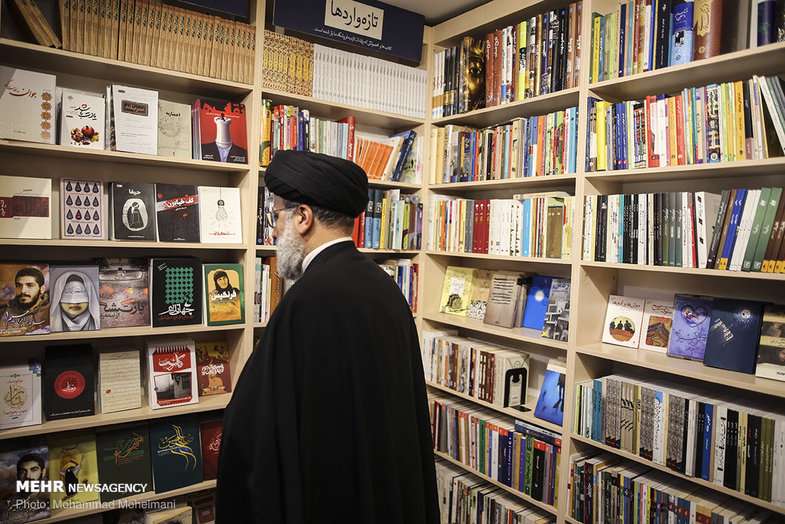 یک حرکت متفاوت از حاج آقا رئیسی در خیابان انقلاب