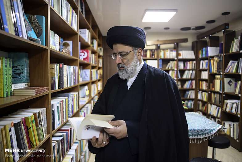 یک حرکت متفاوت از حاج آقا رئیسی در خیابان انقلاب