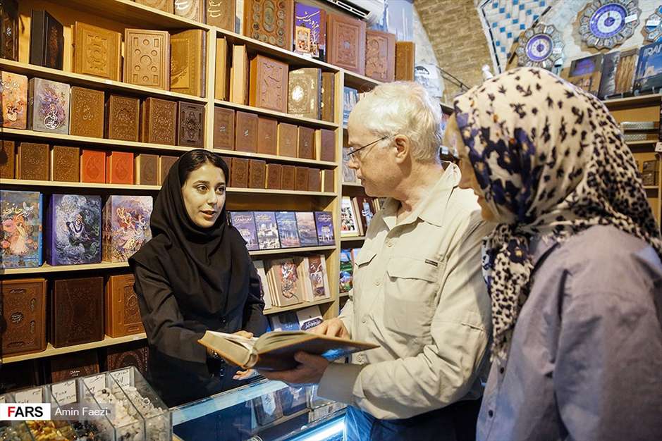 زندگی در جوار امامِ غزل