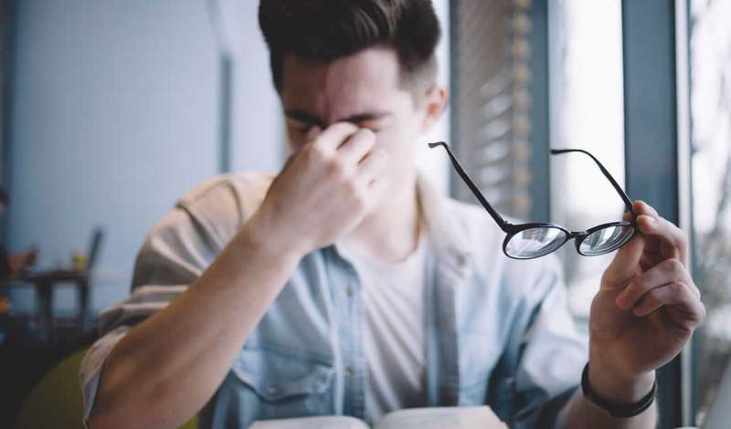 کاهش بینایی و سردرد از نشانههای تومور غده هیپوفیز است کاهش بینایی و سردرد از نشانههای تومور غده هیپوفیز است