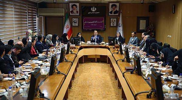 دانش آموزان باید به نقطه ای برسند که بتوانند کتاب های درسی خود را نقد کنند دانش آموزان باید به نقطه ای برسند که بتوانند کتاب های درسی خود را نقد کنند