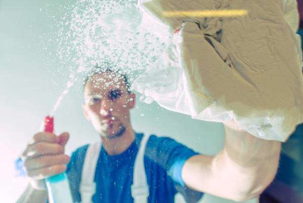 نحوه از بین بردن خط و خش میز شیشهای نحوه از بین بردن خط و خش میز شیشهای