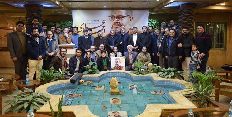 اهدای نشان درجه یک شعر آیینی به «احمد علوی» اهدای نشان درجه یک شعر آیینی به «احمد علوی»