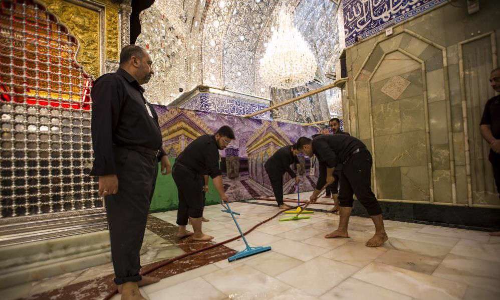 ضریح حضرت سیدالشهداء(ع) غبار روبی شد ضریح حضرت سیدالشهداء(ع) غبار روبی شد