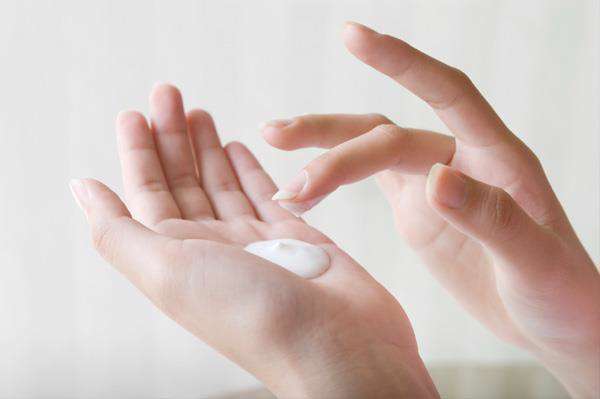 چگونه خشکی پوستمان را درمان کنیم؟ چگونه خشکی پوستمان را درمان کنیم؟