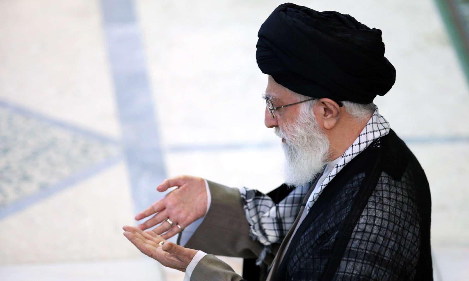 رهبر انقلاب بر پیکر آیتالله هاشمیشاهرودی نماز اقامه میکنند رهبر انقلاب بر پیکر آیتالله هاشمیشاهرودی نماز اقامه میکنند