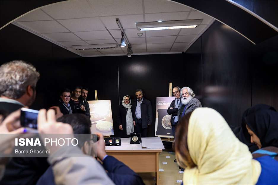 رونمایی از مدال اکبر رادی