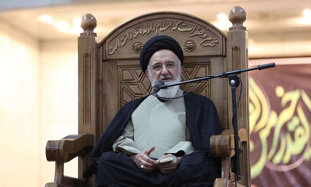 جایگاه والدین نزد خداوند در کنار توحید است جایگاه والدین نزد خداوند در کنار توحید است