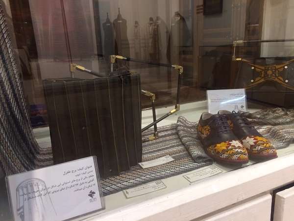 نمایش کیف با طرح برج طغرل در نمایشگاه صنایع دستی نمایش کیف با طرح برج طغرل در نمایشگاه صنایع دستی
