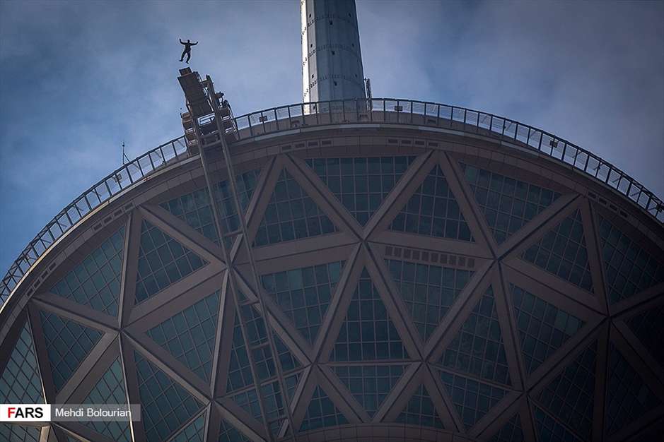 پرش از برج میلاد 