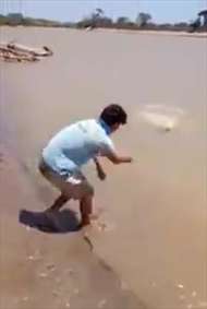 حرکت جالب پسر به شکل ماهی
