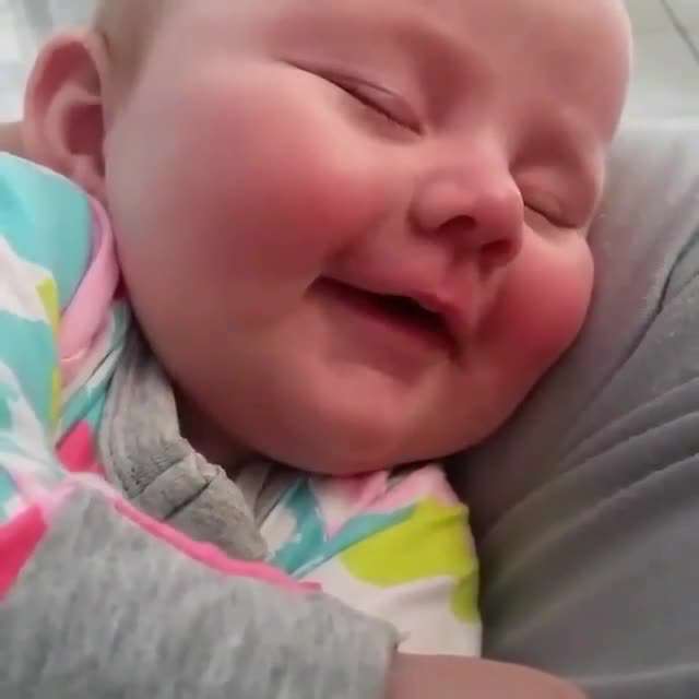 لبخند زیبای نوزاد
