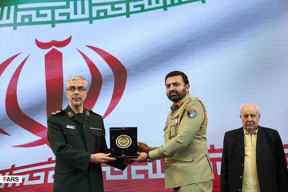 بازدید سفیران و وابستگان نظامی از نمایشگاه دستاوردهای دفاعی