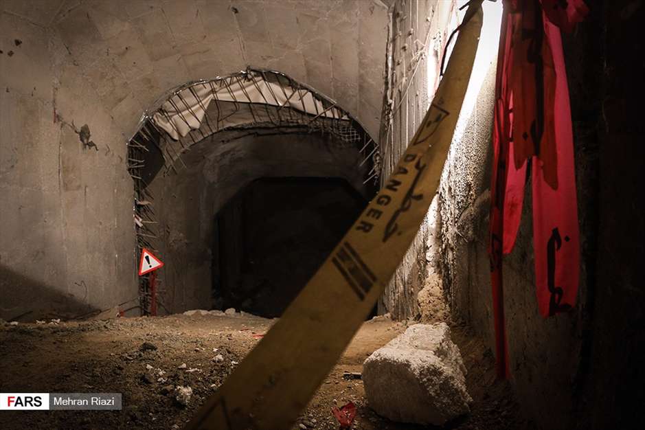  کارگران، زیر زمین مشغول کارند!