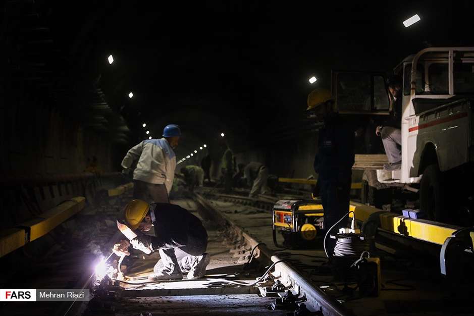  کارگران، زیر زمین مشغول کارند!