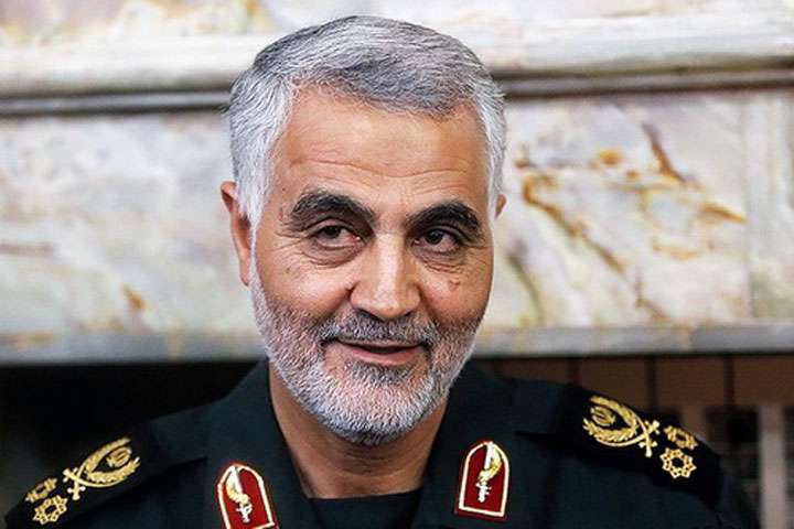 اهدای نشان ذوالفقار به فرمانده نیروی قدس سپاه پاسداران