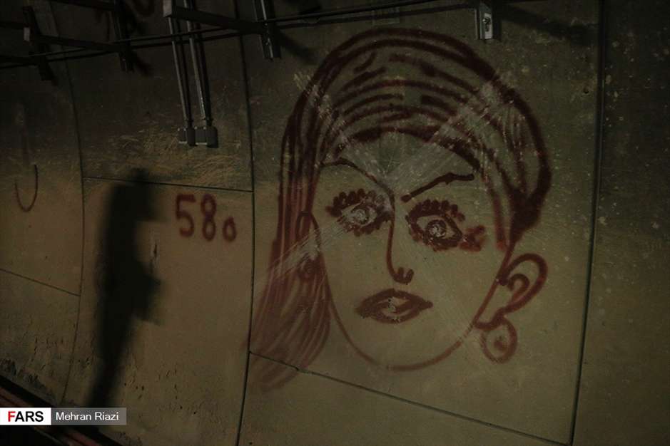  کارگران، زیر زمین مشغول کارند!