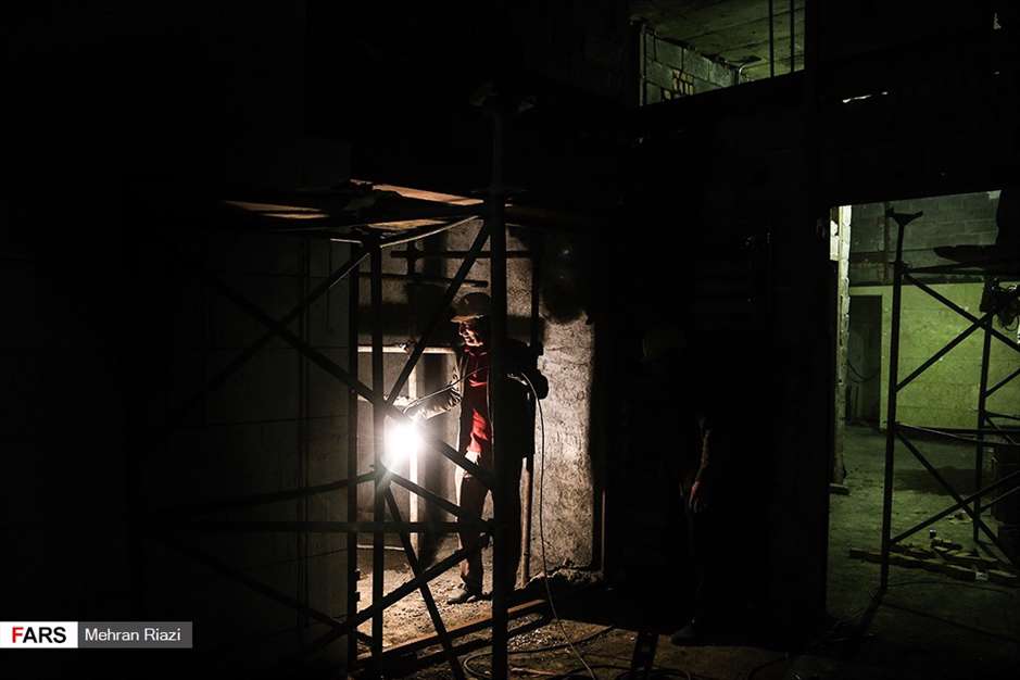  کارگران، زیر زمین مشغول کارند!