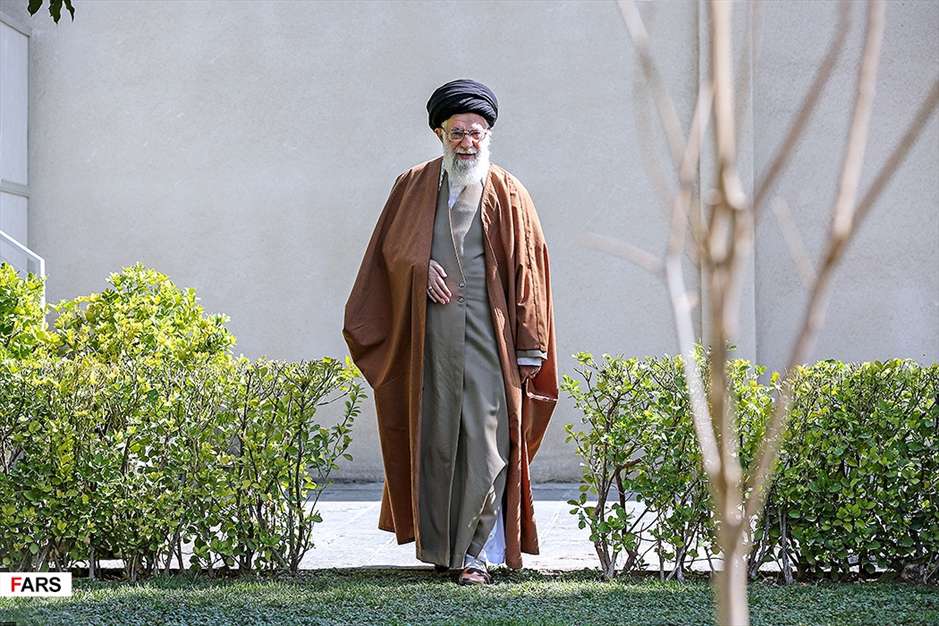 کاشت نهال توسط رهبر معظم انقلاب اسلامی