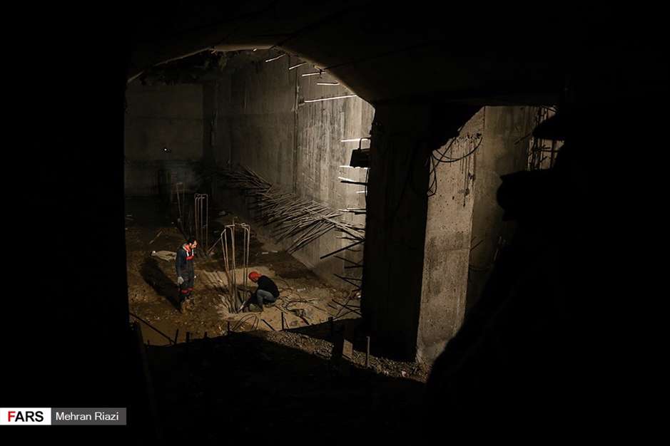  کارگران، زیر زمین مشغول کارند!