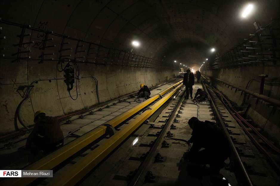  کارگران، زیر زمین مشغول کارند!