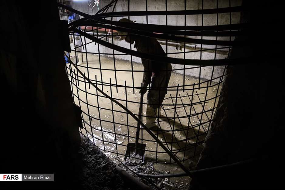  کارگران، زیر زمین مشغول کارند!