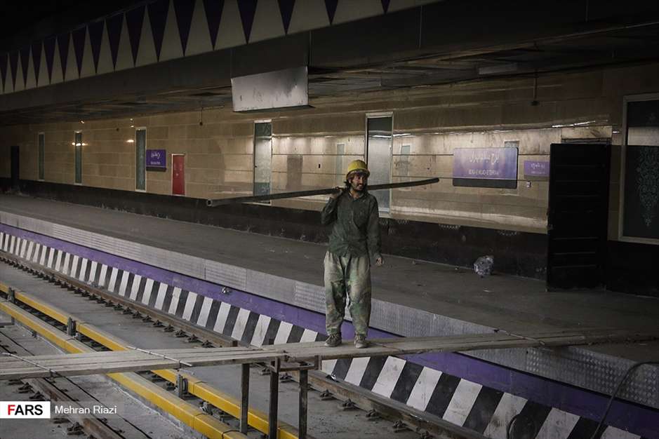  کارگران، زیر زمین مشغول کارند!