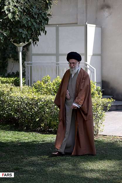 کاشت نهال توسط رهبر معظم انقلاب اسلامی