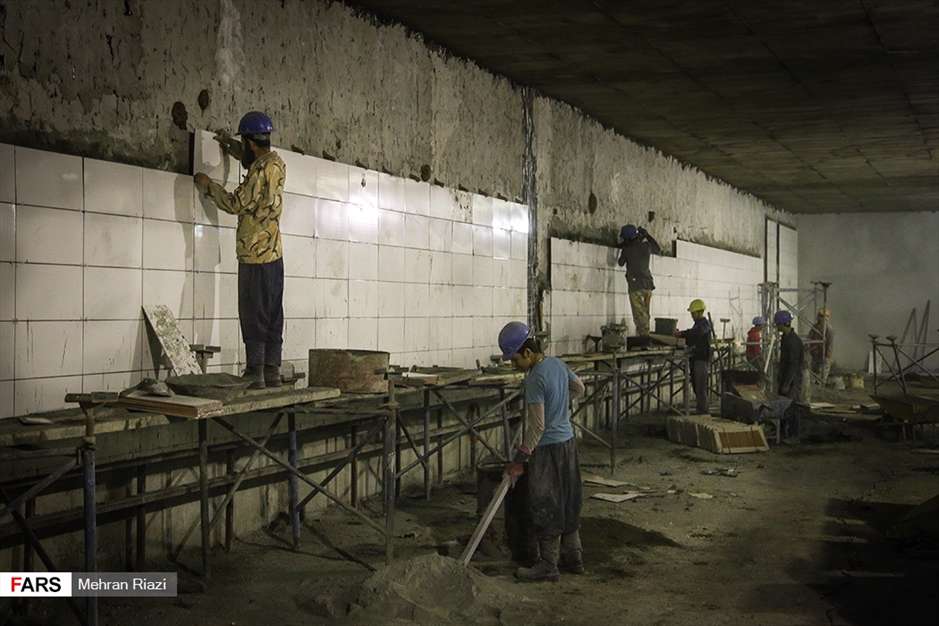  کارگران، زیر زمین مشغول کارند!