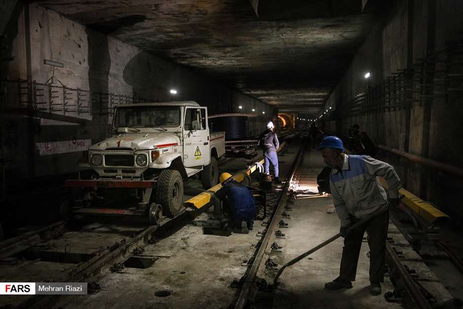  کارگران، زیر زمین مشغول کارند!