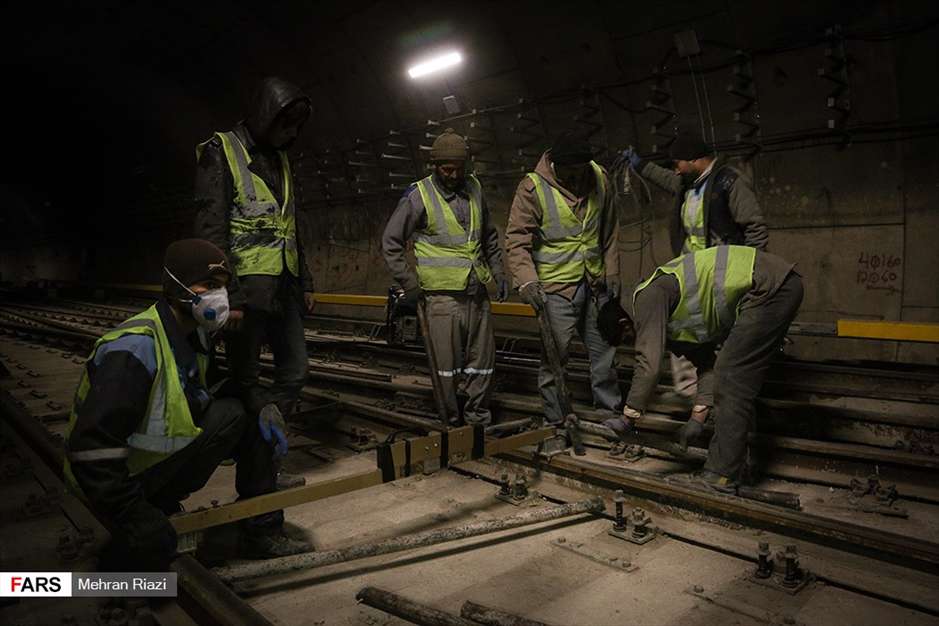  کارگران، زیر زمین مشغول کارند!