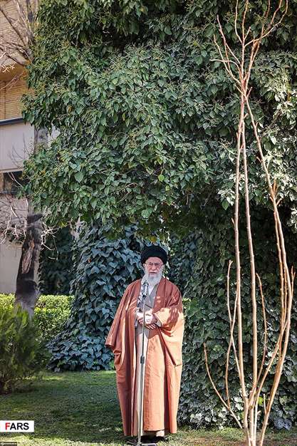 کاشت نهال توسط رهبر معظم انقلاب اسلامی