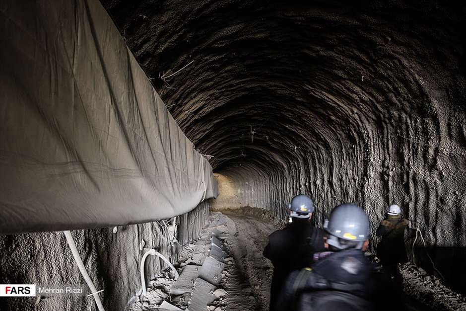  کارگران، زیر زمین مشغول کارند!