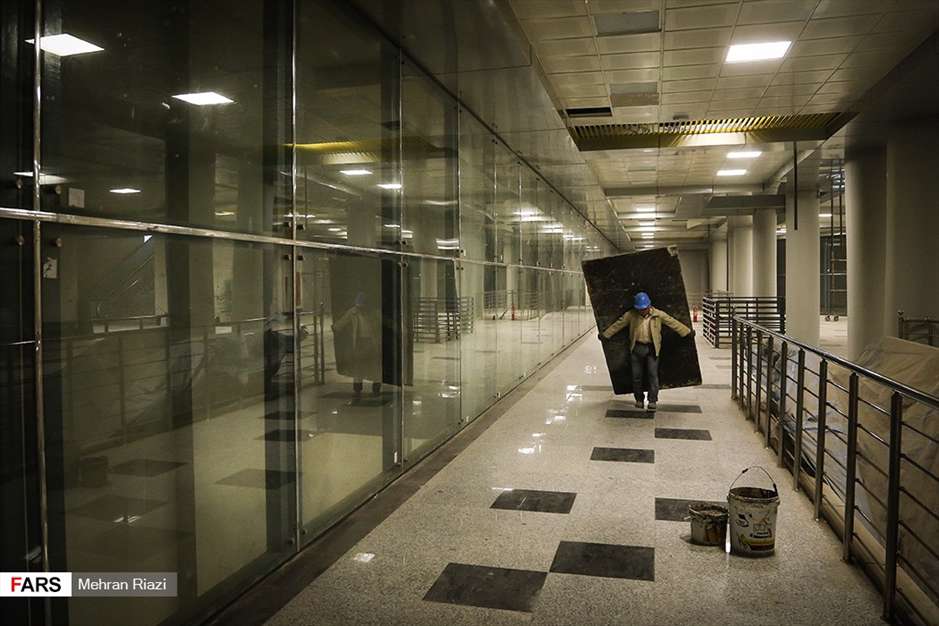  کارگران، زیر زمین مشغول کارند!