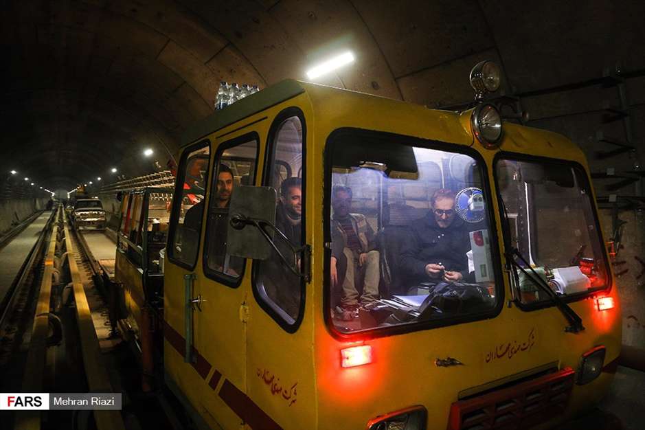  کارگران، زیر زمین مشغول کارند!